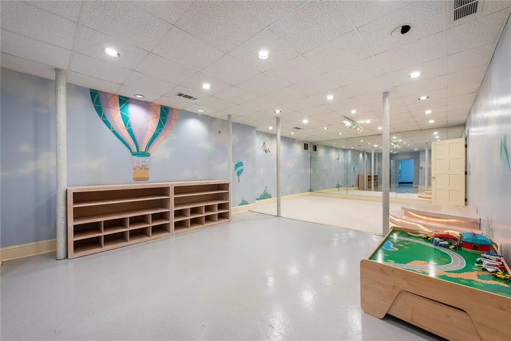 1440 N Riverside Circle, Atlanta, Georgia 30328, 5 Bedrooms Bedrooms, ,5 BathroomsBathrooms,Residential,Sold,1440 N Riverside Circle,7448017