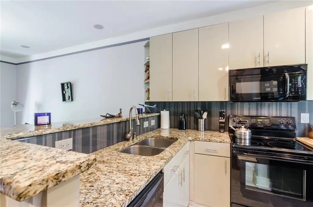 220 Semel Circle Nw Unit 154, Atlanta, Georgia 30309, 2 Bedrooms Bedrooms, ,2 BathroomsBathrooms,Residential,Sold,220 Semel Circle Nw Unit 154,5707195