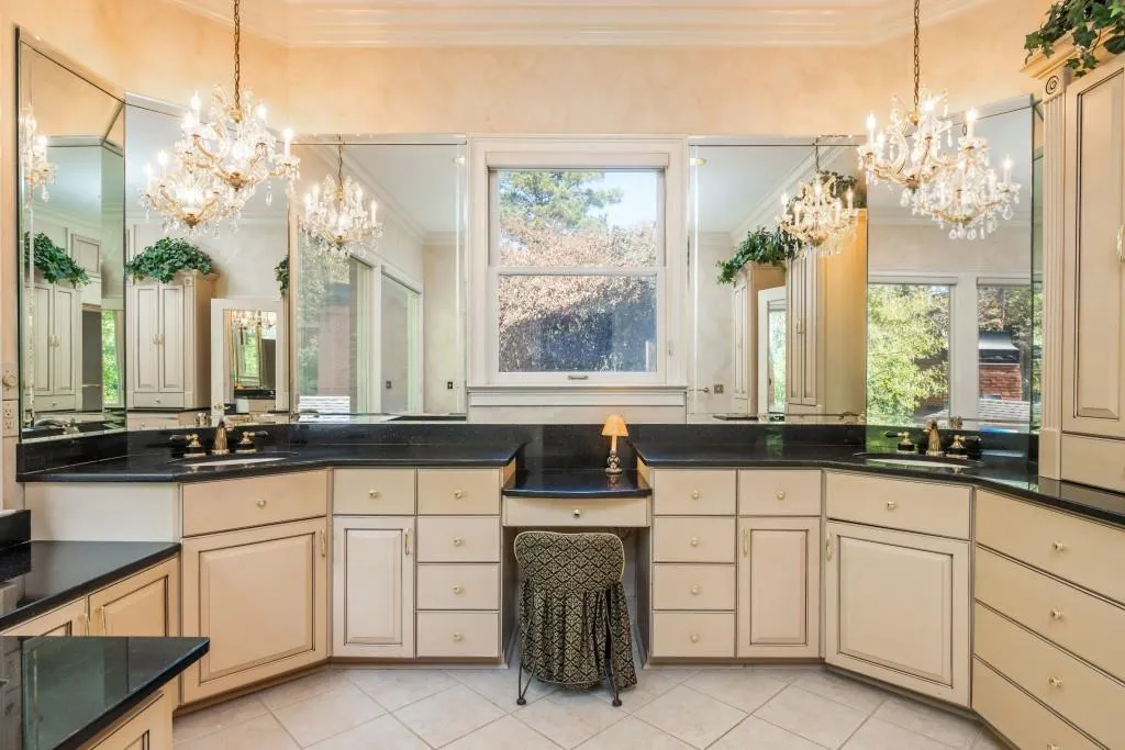 Atlanta, Georgia 30327, 5 Bedrooms Bedrooms, ,5 BathroomsBathrooms,Residential,Sold,7707752