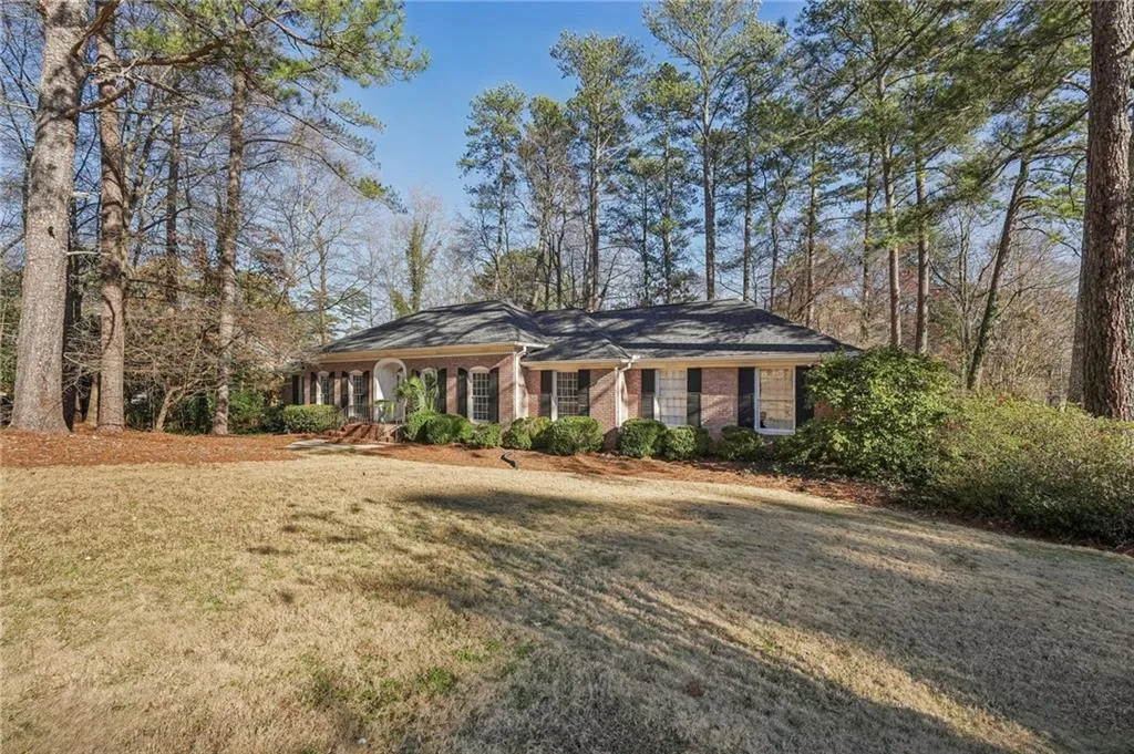 Ranch-style house featuring a front yard
