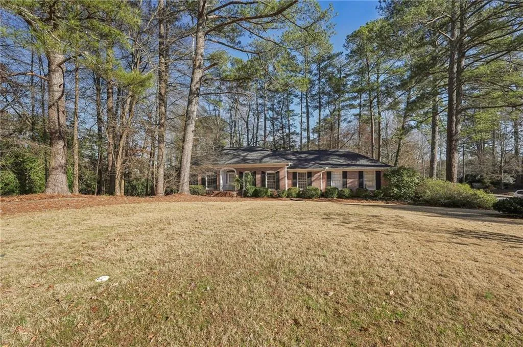 Ranch-style house featuring a front lawn