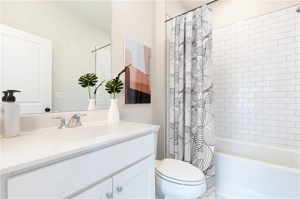 Secondary bathroom! En suite bathroom