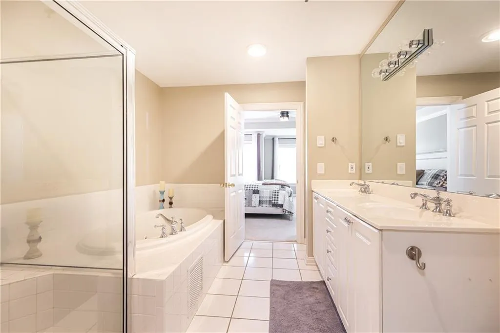 211 Colonial Homes Drive Nw Unit 2501, Atlanta, Georgia 30309, 2 Bedrooms Bedrooms, ,2 BathroomsBathrooms,Residential,For Sale,211 Colonial Homes Drive Nw Unit 2501,7584306