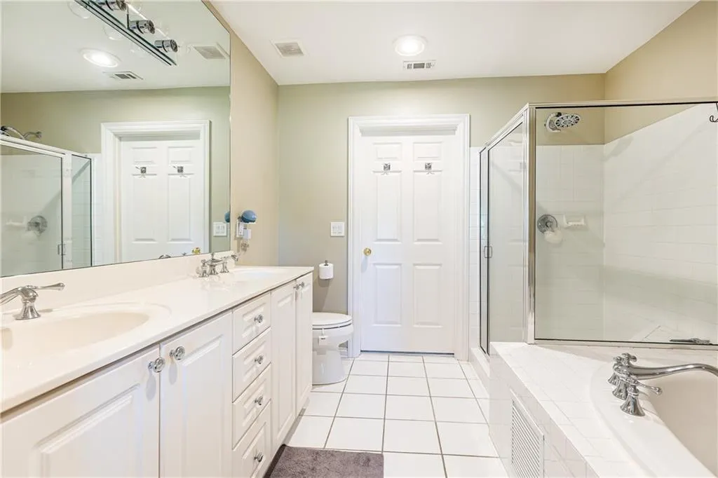 211 Colonial Homes Drive Nw Unit 2501, Atlanta, Georgia 30309, 2 Bedrooms Bedrooms, ,2 BathroomsBathrooms,Residential,For Sale,211 Colonial Homes Drive Nw Unit 2501,7584306