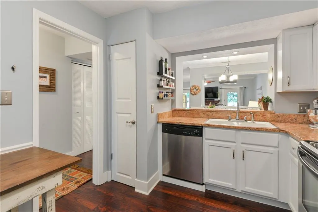 5380 Chemin De Vie, Atlanta, Georgia 30342, 2 Bedrooms Bedrooms, ,2 BathroomsBathrooms,Residential,Sold,5380 Chemin De Vie,6622536