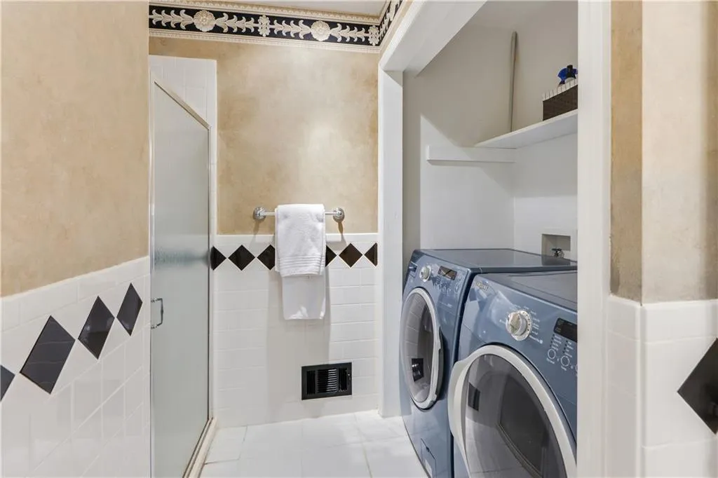 5380 Chemin De Vie, Atlanta, Georgia 30342, 2 Bedrooms Bedrooms, ,2 BathroomsBathrooms,Residential,Sold,5380 Chemin De Vie,6622536