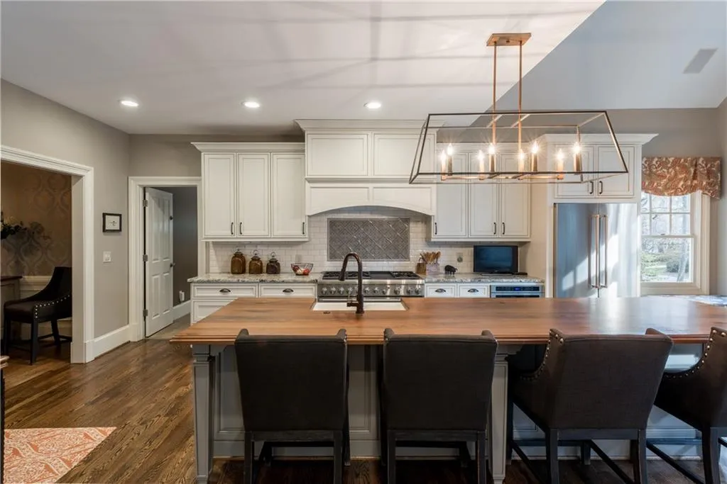 2813 W Roxboro Road, Atlanta, Georgia 30324, 6 Bedrooms Bedrooms, ,6 BathroomsBathrooms,Residential,Sold,2813 W Roxboro Road,5800068