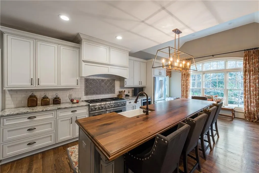 2813 W Roxboro Road, Atlanta, Georgia 30324, 6 Bedrooms Bedrooms, ,6 BathroomsBathrooms,Residential,Sold,2813 W Roxboro Road,5800068