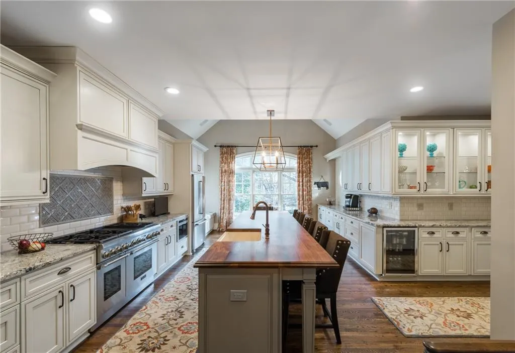 2813 W Roxboro Road, Atlanta, Georgia 30324, 6 Bedrooms Bedrooms, ,6 BathroomsBathrooms,Residential,Sold,2813 W Roxboro Road,5800068