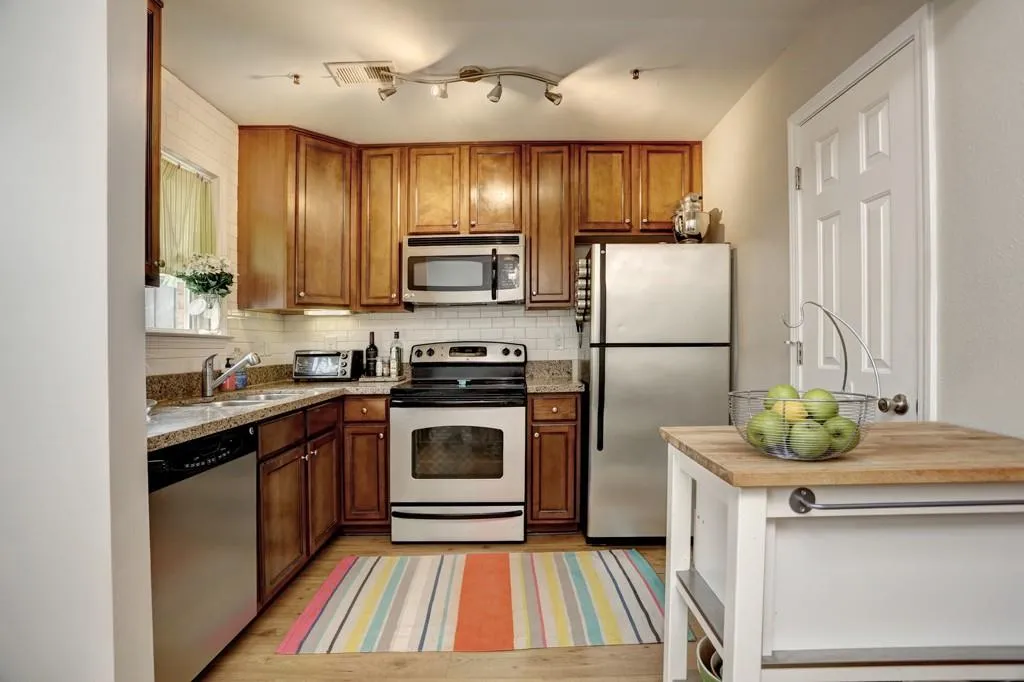 235 Winding River Drive Unit F, Sandy Springs, Georgia 30350, 2 Bedrooms Bedrooms, ,1 BathroomBathrooms,Residential,Sold,235 Winding River Drive Unit F,5867009