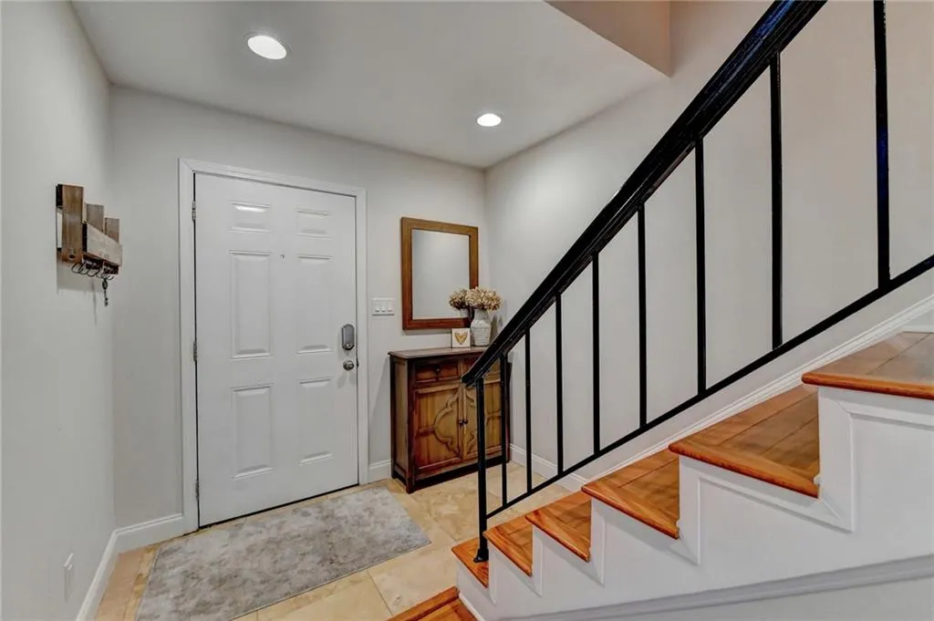 6980 Roswell Road Unit H4, Atlanta, Georgia 30328, 3 Bedrooms Bedrooms, ,2 BathroomsBathrooms,Residential,Sold,6980 Roswell Road Unit H4,7239647