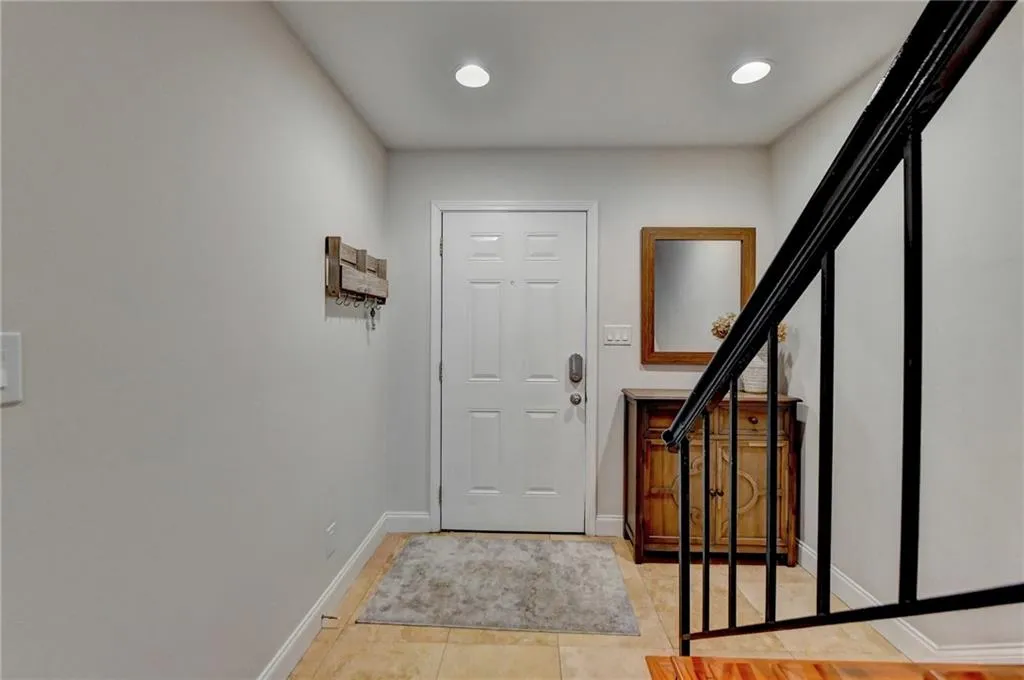 6980 Roswell Road Unit H4, Atlanta, Georgia 30328, 3 Bedrooms Bedrooms, ,2 BathroomsBathrooms,Residential,Sold,6980 Roswell Road Unit H4,7239647