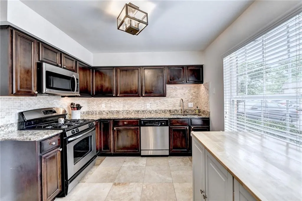 6980 Roswell Road Unit H4, Atlanta, Georgia 30328, 3 Bedrooms Bedrooms, ,2 BathroomsBathrooms,Residential,Sold,6980 Roswell Road Unit H4,7239647