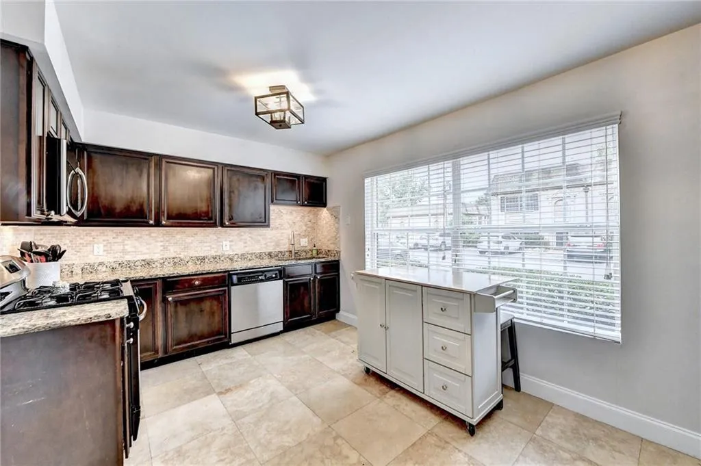 6980 Roswell Road Unit H4, Atlanta, Georgia 30328, 3 Bedrooms Bedrooms, ,2 BathroomsBathrooms,Residential,Sold,6980 Roswell Road Unit H4,7239647