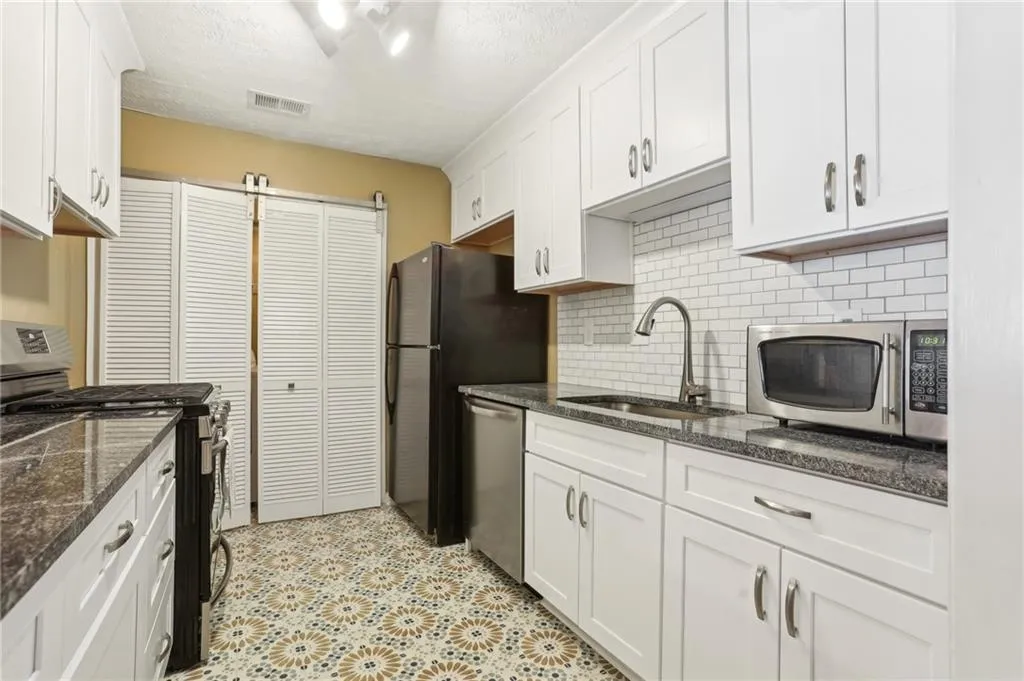 101 Natchez Trace, Atlanta, Georgia 30350, 2 Bedrooms Bedrooms, ,2 BathroomsBathrooms,Residential,Sold,101 Natchez Trace,7538211