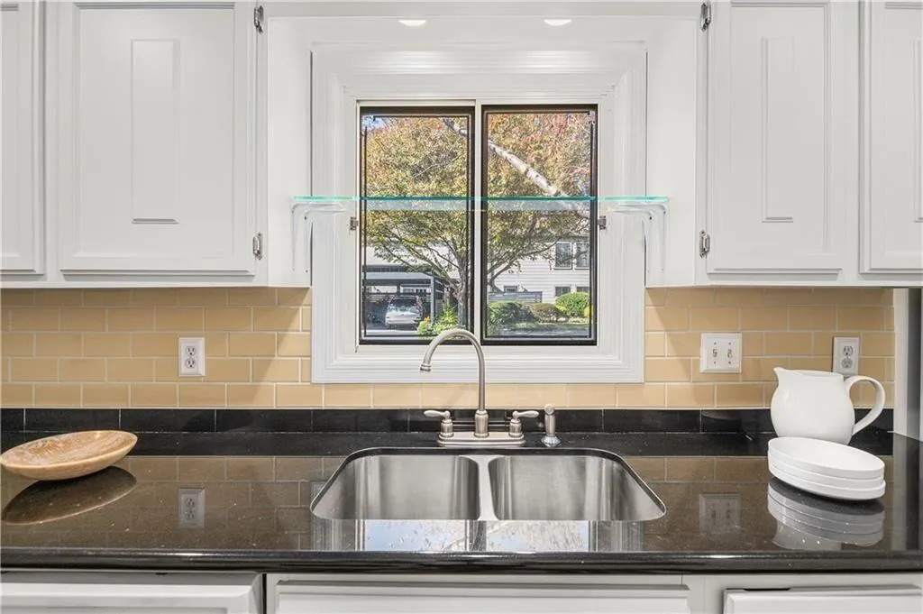 25 Forrest Place~ Enjoy meal preparations in this