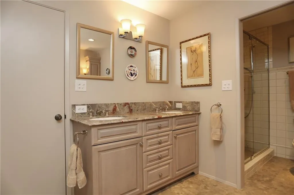602 Chestnut Oak Court, Sandy Springs, Georgia 30327, 5 Bedrooms Bedrooms, ,4 BathroomsBathrooms,Residential,Sold,602 Chestnut Oak Court,5662192