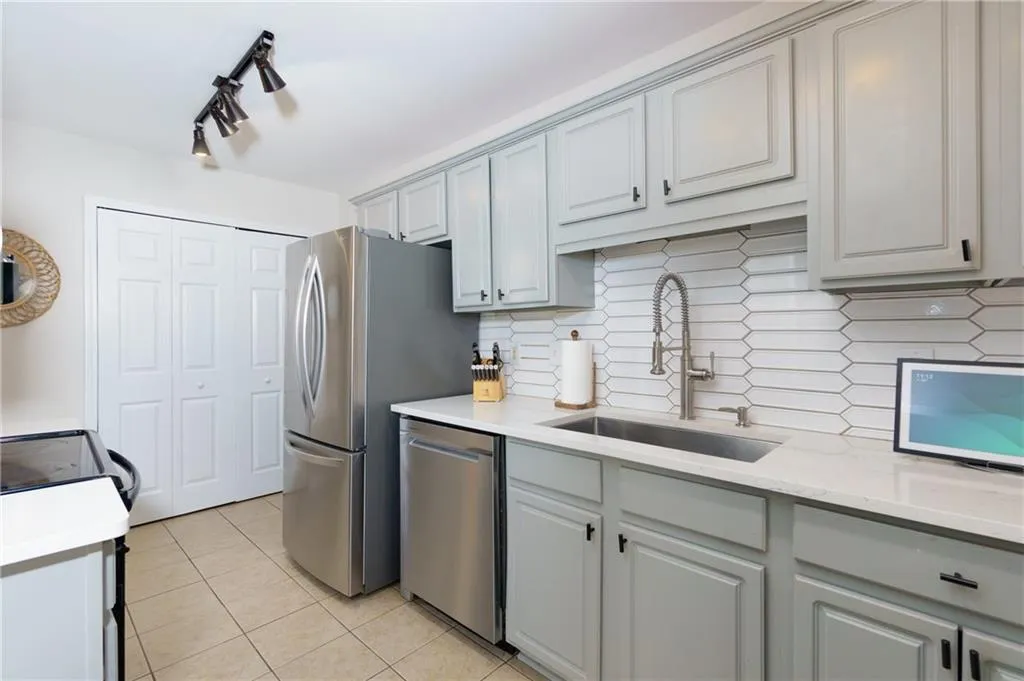 407 Brighton Point, Atlanta, Georgia 30328, 2 Bedrooms Bedrooms, ,2 BathroomsBathrooms,Residential,Sold,407 Brighton Point,7526873