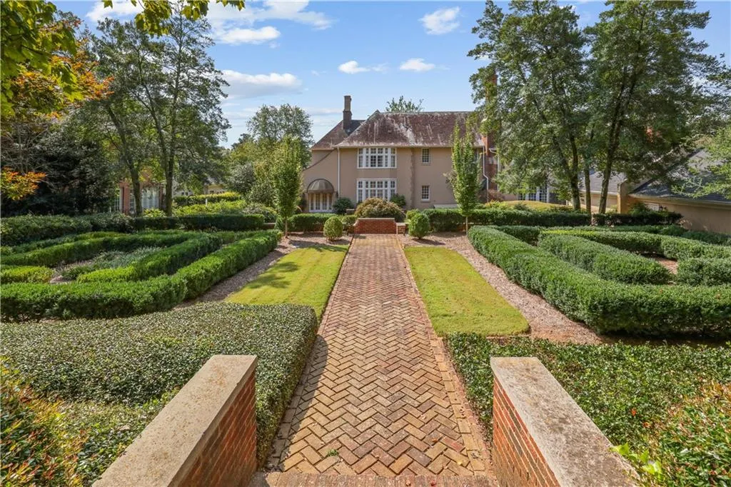 78 Paces West Circle Nw, Atlanta, Georgia 30327, 3 Bedrooms Bedrooms, ,2 BathroomsBathrooms,Residential,For Sale,78 Paces West Circle Nw,7654106