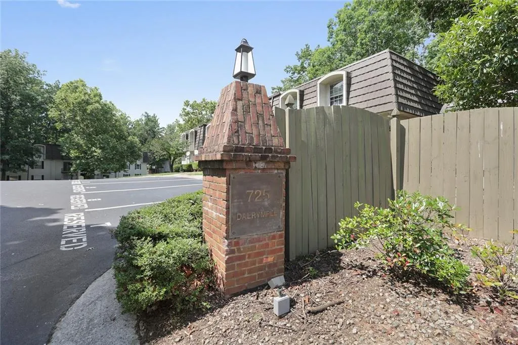 725 Dalrymple Road Unit 1b, Sandy Springs, Georgia 30328, 2 Bedrooms Bedrooms, ,2 BathroomsBathrooms,Residential,Sold,725 Dalrymple Road Unit 1b,5861384