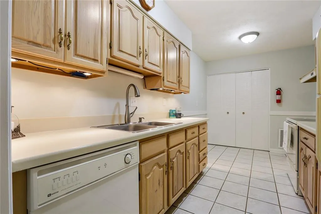 725 Dalrymple Road Unit 1b, Sandy Springs, Georgia 30328, 2 Bedrooms Bedrooms, ,2 BathroomsBathrooms,Residential,Sold,725 Dalrymple Road Unit 1b,5861384