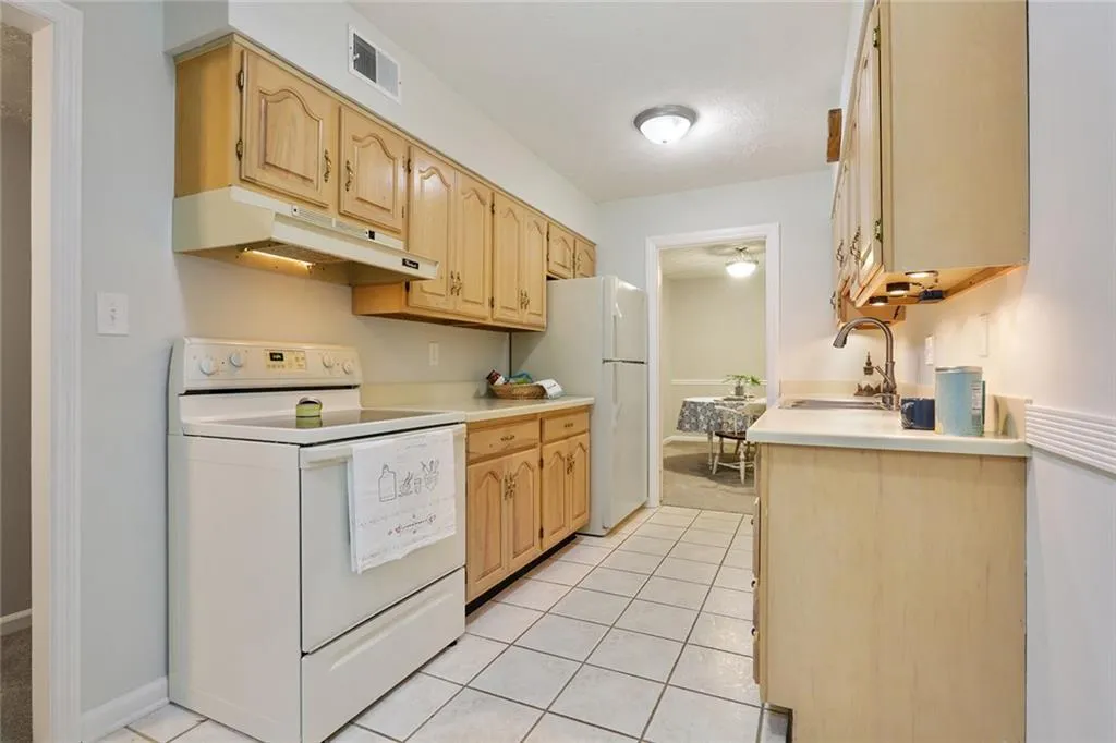 725 Dalrymple Road Unit 1b, Sandy Springs, Georgia 30328, 2 Bedrooms Bedrooms, ,2 BathroomsBathrooms,Residential,Sold,725 Dalrymple Road Unit 1b,5861384