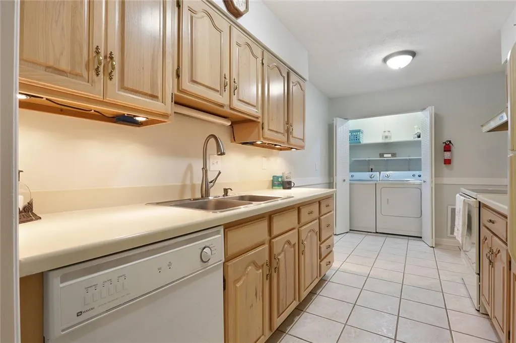 725 Dalrymple Road Unit 1b, Sandy Springs, Georgia 30328, 2 Bedrooms Bedrooms, ,2 BathroomsBathrooms,Residential,Sold,725 Dalrymple Road Unit 1b,5861384