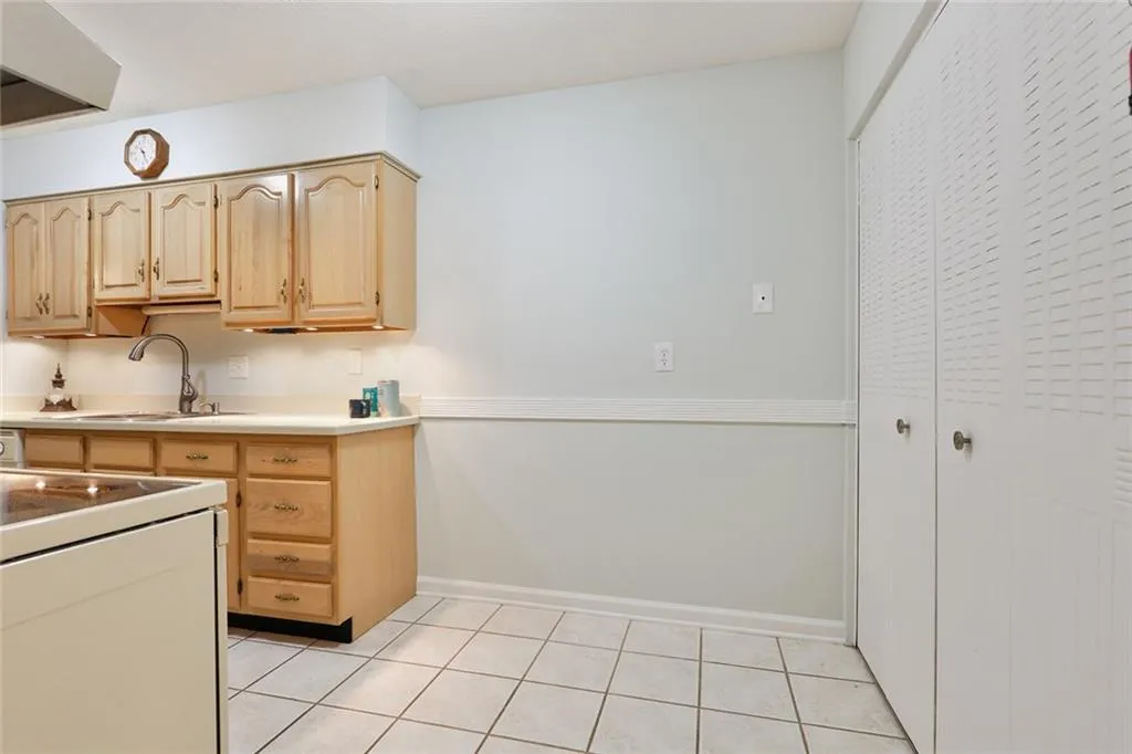 725 Dalrymple Road Unit 1b, Sandy Springs, Georgia 30328, 2 Bedrooms Bedrooms, ,2 BathroomsBathrooms,Residential,Sold,725 Dalrymple Road Unit 1b,5861384