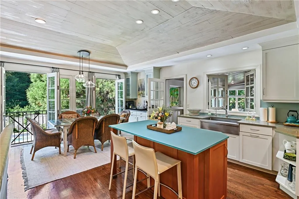 400 Pine Tree Drive Ne, Atlanta, Georgia 30305, 4 Bedrooms Bedrooms, ,4 BathroomsBathrooms,Residential,For Sale,400 Pine Tree Drive Ne,7648145