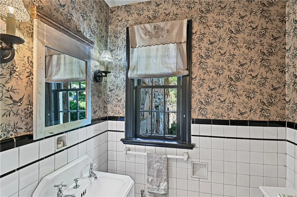 400 Pine Tree Drive Ne, Atlanta, Georgia 30305, 4 Bedrooms Bedrooms, ,4 BathroomsBathrooms,Residential,For Sale,400 Pine Tree Drive Ne,7648145