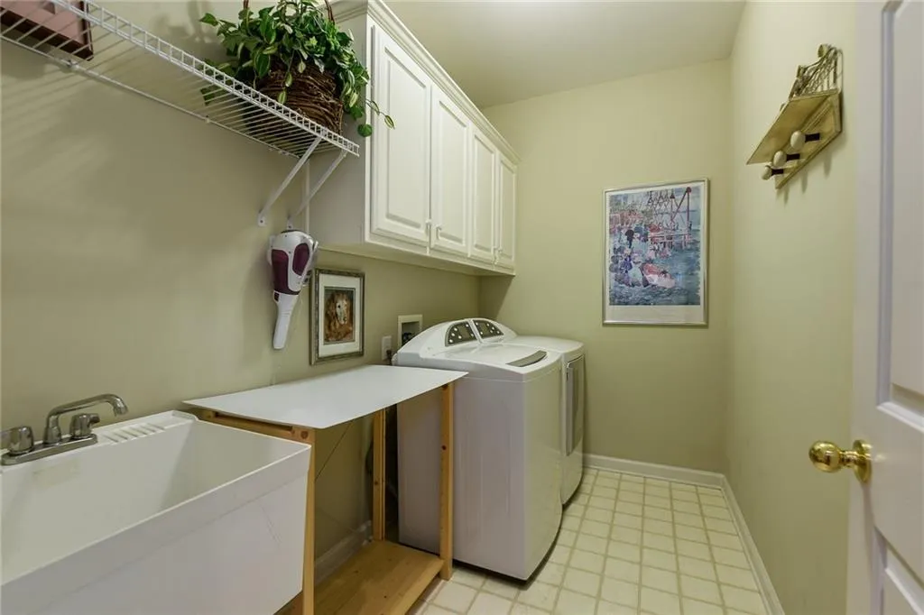 320 Hunting View Court, Sandy Springs, Georgia 30328, 5 Bedrooms Bedrooms, ,4 BathroomsBathrooms,Residential,Sold,320 Hunting View Court,5837846