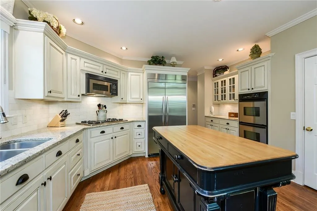 320 Hunting View Court, Sandy Springs, Georgia 30328, 5 Bedrooms Bedrooms, ,4 BathroomsBathrooms,Residential,Sold,320 Hunting View Court,5837846