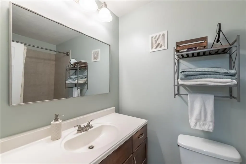 6700 Roswell Road Unit 33b, Atlanta, Georgia 30328, 2 Bedrooms Bedrooms, ,1 BathroomBathrooms,Residential,Sold,6700 Roswell Road Unit 33b,6839018