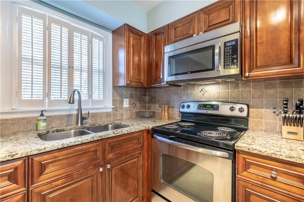 6700 Roswell Road Unit 33b, Atlanta, Georgia 30328, 2 Bedrooms Bedrooms, ,1 BathroomBathrooms,Residential,Sold,6700 Roswell Road Unit 33b,6839018