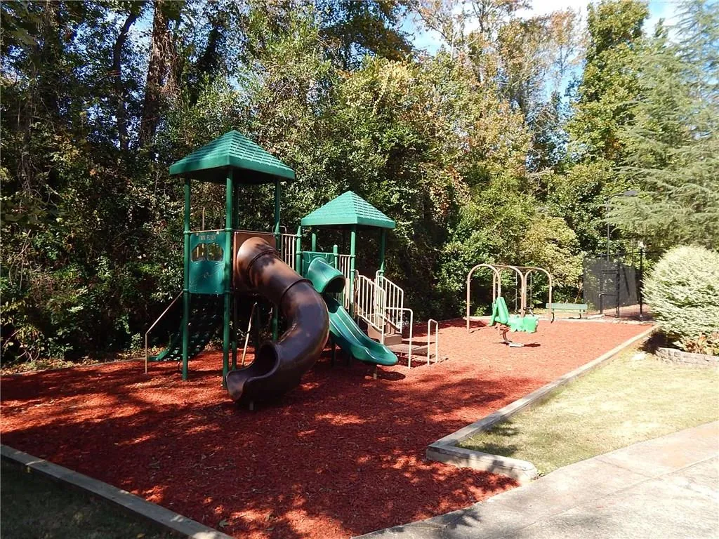 6700 Roswell Road Unit 11a, Atlanta, Georgia 30328, 3 Bedrooms Bedrooms, ,2 BathroomsBathrooms,Residential,Sold,6700 Roswell Road Unit 11a,5928449