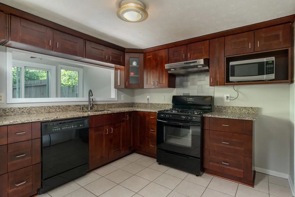 7750 Roswell Road Unit 1a, Atlanta, Georgia 30350, 3 Bedrooms Bedrooms, ,2 BathroomsBathrooms,Residential,Sold,7750 Roswell Road Unit 1a,6550356