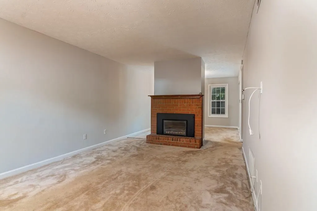 7750 Roswell Road Unit 1a, Atlanta, Georgia 30350, 3 Bedrooms Bedrooms, ,2 BathroomsBathrooms,Residential,Sold,7750 Roswell Road Unit 1a,6550356