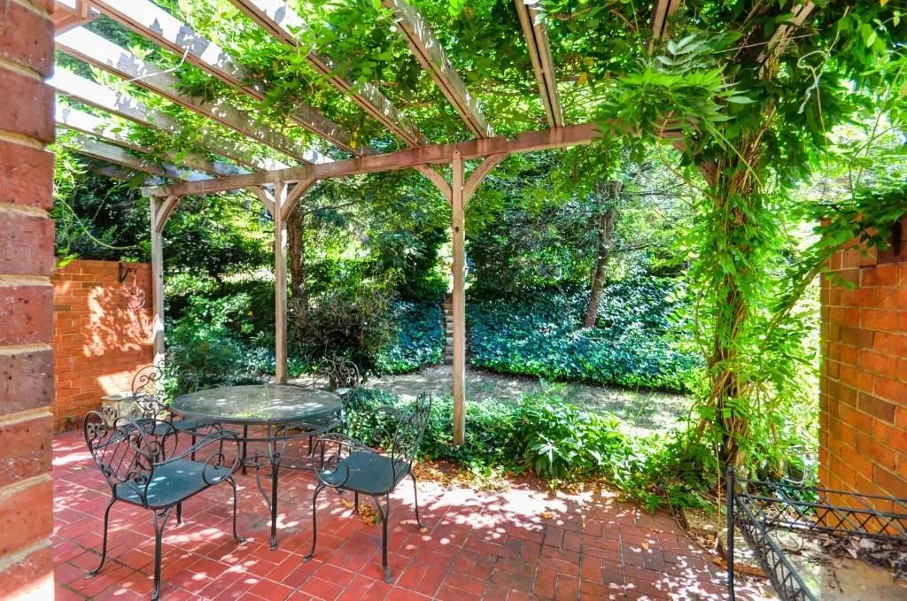 18 Willow Glen Ne Unit 18, Atlanta, Georgia 30342, 4 Bedrooms Bedrooms, ,3 BathroomsBathrooms,Residential,Sold,18 Willow Glen Ne Unit 18,5596099