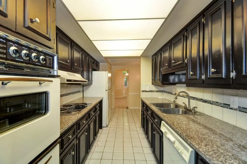 18 Willow Glen Ne Unit 18, Atlanta, Georgia 30342, 4 Bedrooms Bedrooms, ,3 BathroomsBathrooms,Residential,Sold,18 Willow Glen Ne Unit 18,5596099