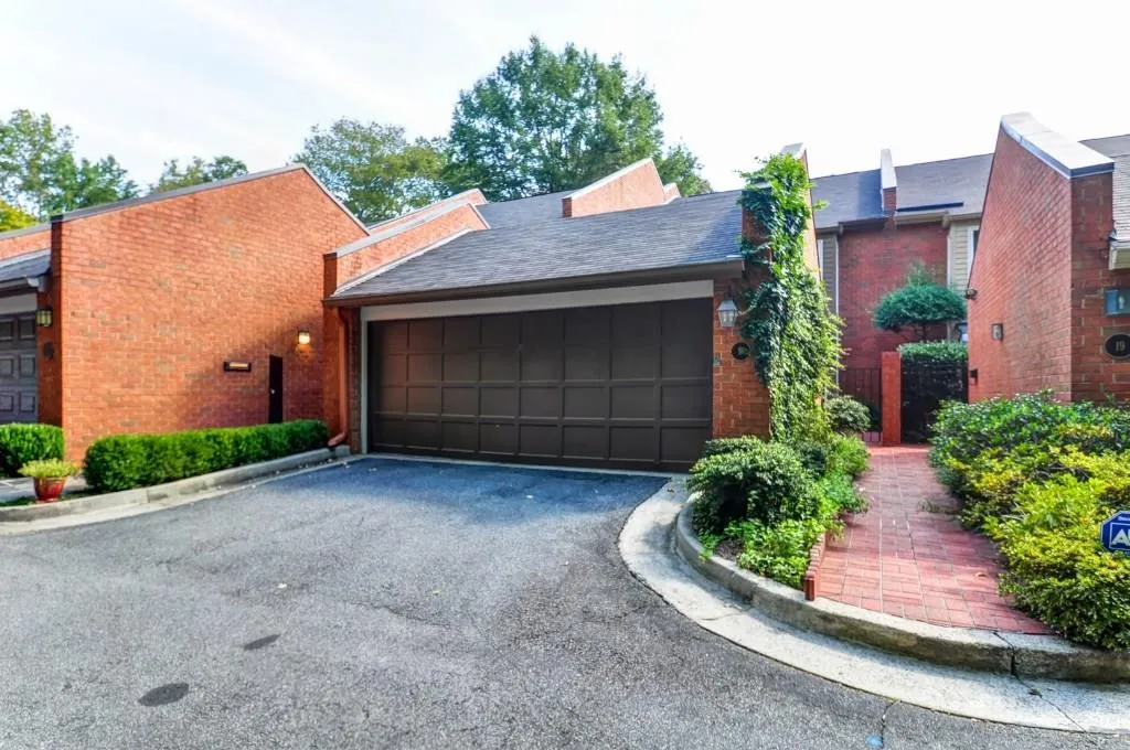 18 Willow Glen Ne Unit 18, Atlanta, Georgia 30342, 4 Bedrooms Bedrooms, ,3 BathroomsBathrooms,Residential,Sold,18 Willow Glen Ne Unit 18,5596099