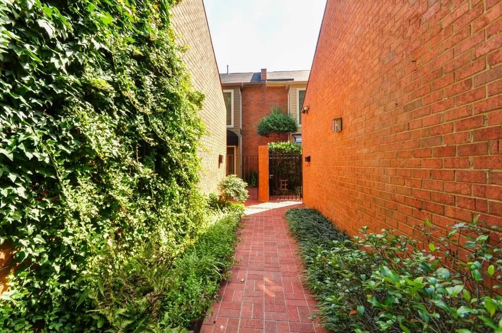 18 Willow Glen Ne Unit 18, Atlanta, Georgia 30342, 4 Bedrooms Bedrooms, ,3 BathroomsBathrooms,Residential,Sold,18 Willow Glen Ne Unit 18,5596099