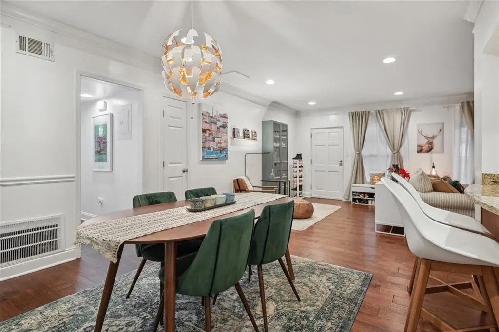 6980 Roswell Road Unit B15, Atlanta, Georgia 30328, 2 Bedrooms Bedrooms, ,2 BathroomsBathrooms,Residential,Sold,6980 Roswell Road Unit B15,7159178