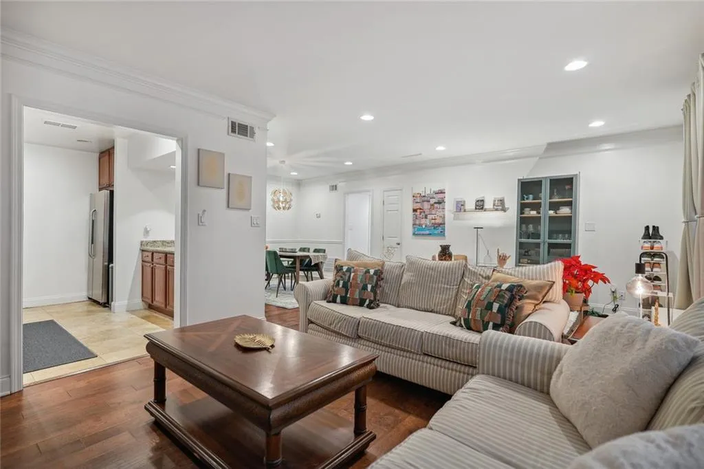 6980 Roswell Road Unit B15, Atlanta, Georgia 30328, 2 Bedrooms Bedrooms, ,2 BathroomsBathrooms,Residential,Sold,6980 Roswell Road Unit B15,7159178