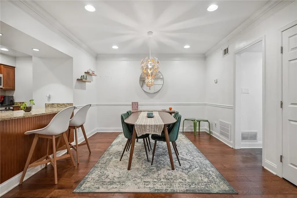 6980 Roswell Road Unit B15, Atlanta, Georgia 30328, 2 Bedrooms Bedrooms, ,2 BathroomsBathrooms,Residential,Sold,6980 Roswell Road Unit B15,7159178
