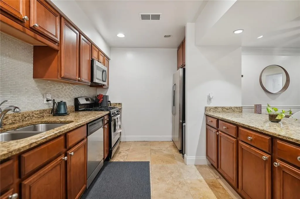 6980 Roswell Road Unit B15, Atlanta, Georgia 30328, 2 Bedrooms Bedrooms, ,2 BathroomsBathrooms,Residential,Sold,6980 Roswell Road Unit B15,7159178