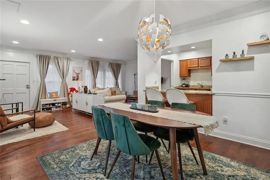 6980 Roswell Road Unit B15, Atlanta, Georgia 30328, 2 Bedrooms Bedrooms, ,2 BathroomsBathrooms,Residential,Sold,6980 Roswell Road Unit B15,7159178
