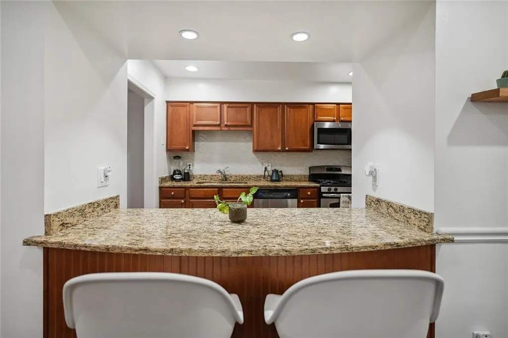 6980 Roswell Road Unit B15, Atlanta, Georgia 30328, 2 Bedrooms Bedrooms, ,2 BathroomsBathrooms,Residential,Sold,6980 Roswell Road Unit B15,7159178