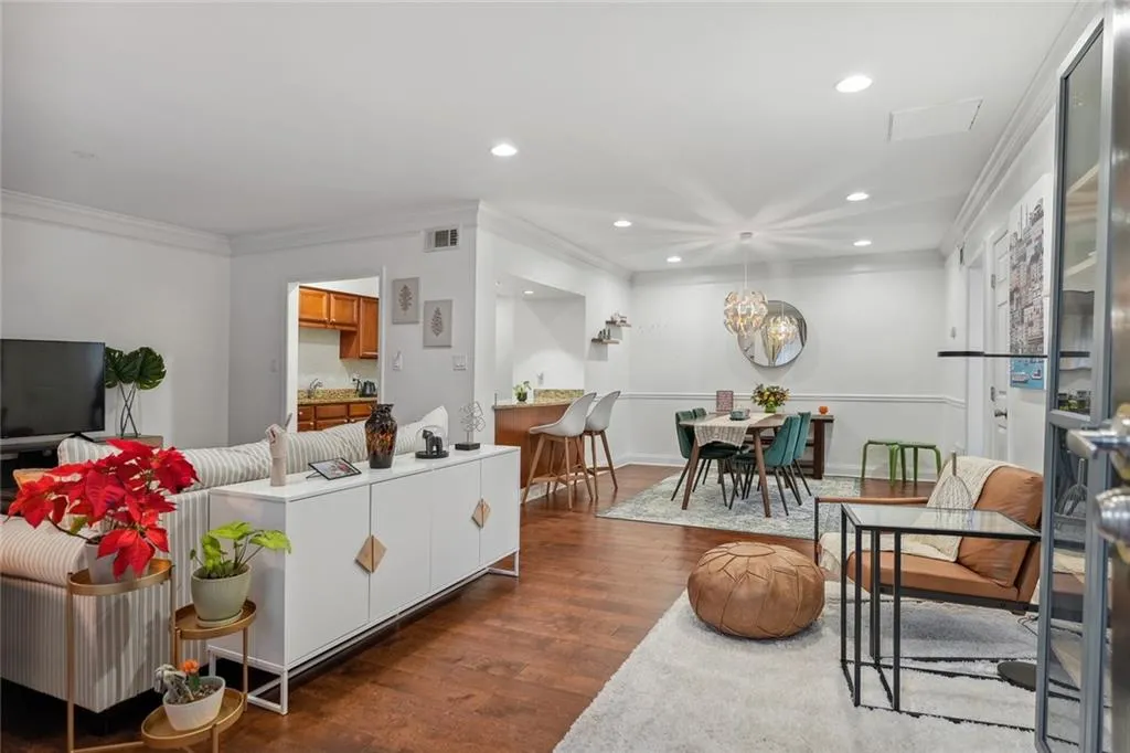 6980 Roswell Road Unit B15, Atlanta, Georgia 30328, 2 Bedrooms Bedrooms, ,2 BathroomsBathrooms,Residential,Sold,6980 Roswell Road Unit B15,7159178