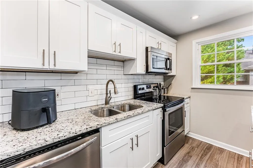 6700 Roswell Road Unit 27c, Atlanta, Georgia 30328, 2 Bedrooms Bedrooms, ,2 BathroomsBathrooms,Residential,Sold,6700 Roswell Road Unit 27c,7382668
