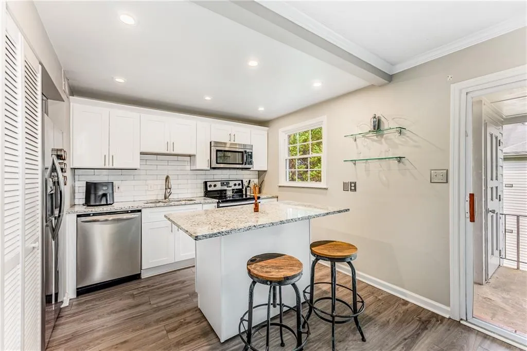 6700 Roswell Road Unit 27c, Atlanta, Georgia 30328, 2 Bedrooms Bedrooms, ,2 BathroomsBathrooms,Residential,Sold,6700 Roswell Road Unit 27c,7382668